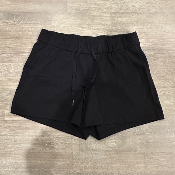 Lululemon On The Fly Short in Black Size 8 - Picture 6 of 8